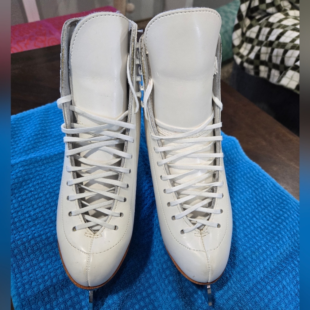 Jackson Figure Skates Size 6B